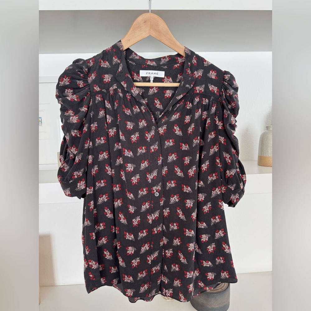 FRAME
Gillian Puff Sleeve Silk Shirt. Size XS.